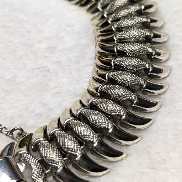 Vintage 50's Coro Silvertone Steer Horn Bracelet with Safety Chain. - Picture 10 of 12